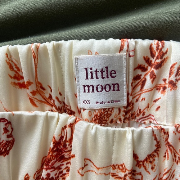 Aritzia Little Moon patterned silk shorts - Picture 4 of 9